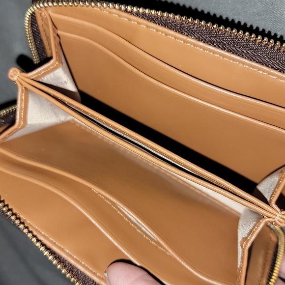 **SOLD**Michael Kors logo wallet - Picture 7 of 8